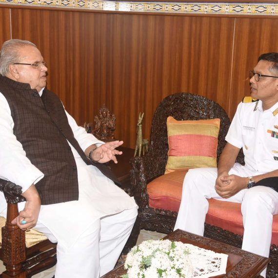 कमोडोर टी.व्ही.एन. प्रसन्न, व्हीएसएम, सीओ, आयएनएस मांडोवी हाणी गोव्याच्या राज्यपालांक ६ जानेवारी २०२० रोजी राजभवनात भेट दिली