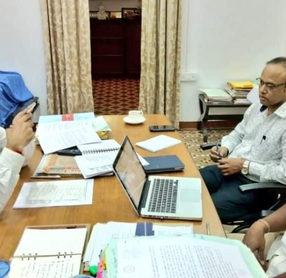सरपंचाच्यांकडे टेलिकॉन्फरन्सरद्वारा मुखेलमंत्र्यानं संवाद केलो