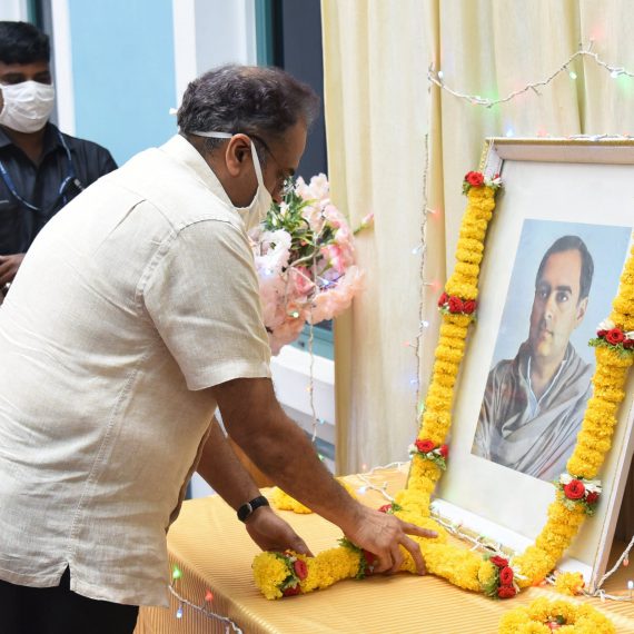मुख्य सचिव, श्री. परिमल राय, २१ मे २०२० रोजी सचिवालय, पोरवोरिम हांगा दहशतवादविरोधी दिस म्हणून भारतीय माजी पंतप्रधान दिवंगत राजीव गांधीच्या २९ व्या पुण्यतिथीनिमित्त मनोवपा आयिल्ल्या त्यांच्या पुतळ्याचेर फुलांचो हार घातलो