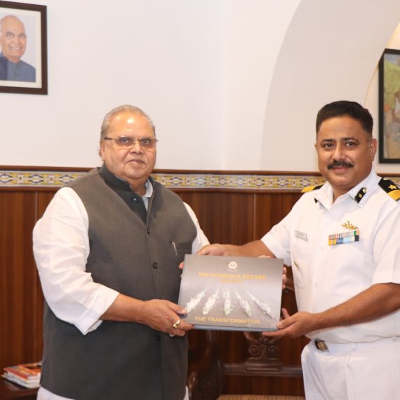 राज्यपालाबरोबर डीआयजी, जिल्हा कमांडर राजभवनान,दोनापाऊला 12 नोव्हेंबर 2019 ह्या दिसा उपस्थित आशिल्ले