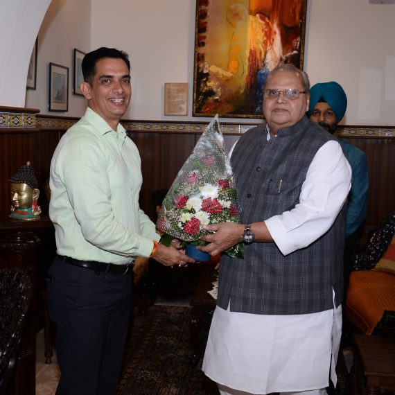 पोलिस उपमहानिरीक्षक श्री.परमादित्य, आयपीएस यांनी 1 जानेवारी 2020 रोजी गोव्याचे राज्यपाल श्री सत्य पाल मलिक याहचवांगडा राजभवन, डोनापौला येथे भेट घेतली.