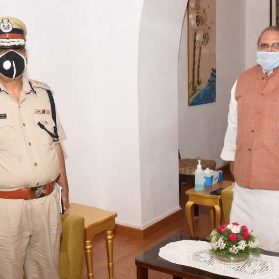 पोलिस महासंचालक, (गोंय पोलिस), श्री मुकेशकुमार मीना , आयपीएस हाणी गोंयचे राज्यपाल, श्री सत्य पाल मलिक हांका राजभवनात, दोनापौला हांगा ६ जुलै, २०२० ह्यादिसा भेट दिली.