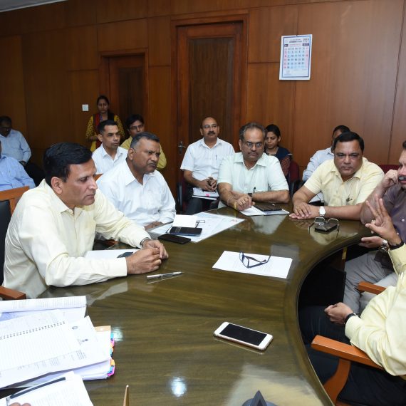 4 डिसेंबर, 2019 ह्या दिसा पर्वरी हांगा रेल्वेच्या अधिकाऱ्यावांगडा मुखेलमंत्र्यान हजेरी लायली