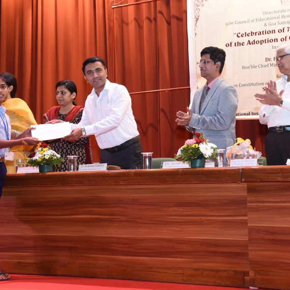 सद्याक एन.आय.ओ., डोना पाऊला हांगा “आमचे संविधान दत्तक घेवपाच्या 70 व्या वर्धापन दिन” सोहळ्यात चित्रकला स्पर्धेच्या विजेत्यांक मुख्यमंत्री डॉ. प्रमोद सावंत हांचे बक्षीस वितरण