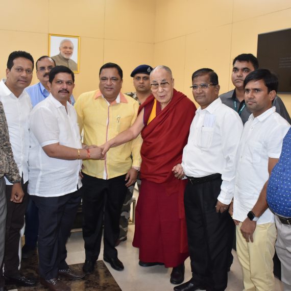 10 डिसेंबर, 2019 ह्या दिसा शिश्टाचार मंत्री, श्री मौविन गोडिन्हो हाणी गोंय विमानतळ, दाबोळी हांगा परमात्मा दलाई लामा हांका येवकार दिलो .