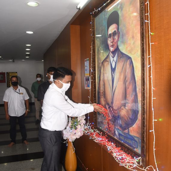 मुख्यमंत्री डॉ. प्रमोद सावंत २८ मे, २०२० पर्वरी हांगा वीर सावरकर हांच्या जयंतीनिमित्त पुतळ्याक फुला घातली