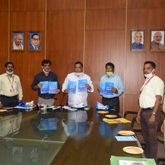 गोडिन्हो हाणी ‘गोंय येरादारी’ एप सुरू केलो , मोटार वाहन नियमांचेर पुस्तकांचे प्रकाशन केले