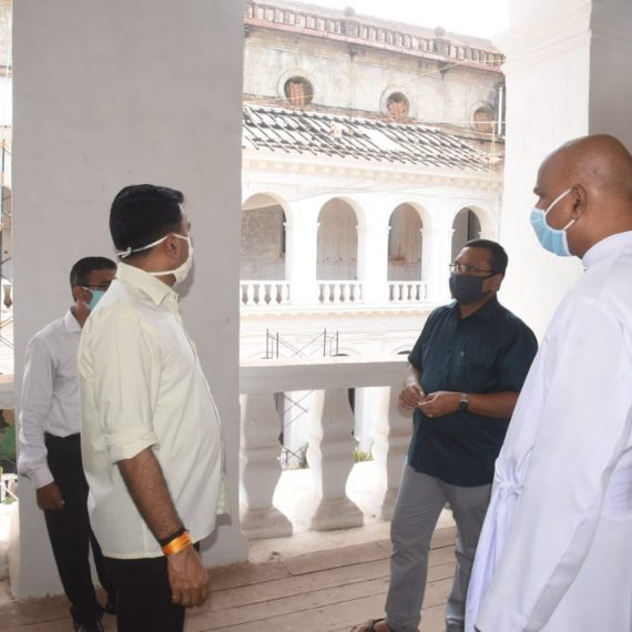 बॉंम जिझस ऑफ बॅसिलिकाचेर भारतीय पुरातत्व सर्वेक्षणचे काम मुख्यमंत्री डॉ. प्रमोद सावंत तपासणी करताना