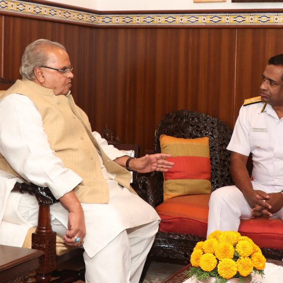 रियर ऍडमिरल फिलिपोस जॉर्ज पिनमुतिल एनएम, एफओजीए हाणें गोंय राज्यपाल हांच्यावांगडा २ नोव्हेंबर ह्या दिसा राजभवनान भेट घेतली.