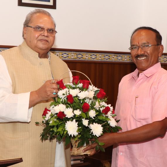4 डिसेंबर 2019 ह्या दिसा माजी मुखेलमंत्र्यानं राजभवन हांगा गोंयच्या राज्यपालांक भेट दिली