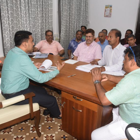 मुखेलमंत्र्यांन आरडीएच्या अधिकाऱ्याबरोबर बसका घेतली