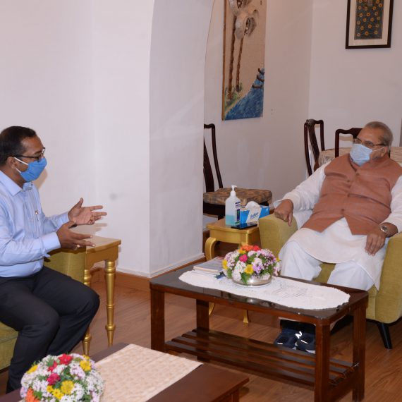 डीआयपीचे माहिती अधिकारी श्री जॉन अगुइअर २७ जून, २०२० ह्या दिसा गोंय राज्यपाल श्री सत्य पाल मलिक हांका मेळताना.तानी आपली पुस्तका राज्यपालंक भेट म्हणून दिली. श्री अगुइअर हे ३० जून, २०२० ह्या दिसा रिटायर जातले