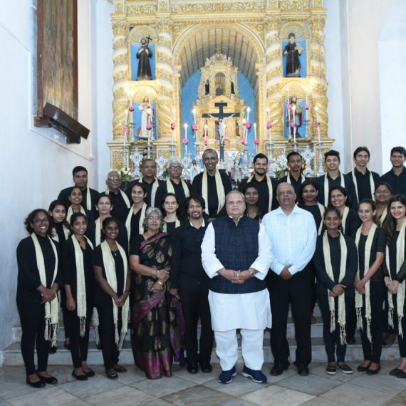 राज भवन चॅपल हांगा कॅरल सिंगिंगाक राज्यपाल हाजीर आशिल्ले.