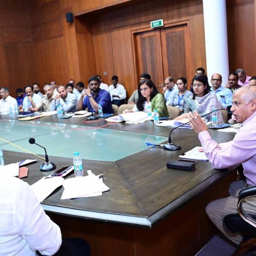 महसूल सचीव आनी राज्य आपत्ती वेवस्थापन प्राधिकरणाचे अध्यक्ष श्री संदीप जॅकीस हांणी पर्वरे सचिवालयांत सरकारी खात्यांच्या अधिका-यांची बसका घेवन मान्सूनपूर्व तयारीच्या कामांचो आनी उपाय येवजणांचो नियाळ घेतलो