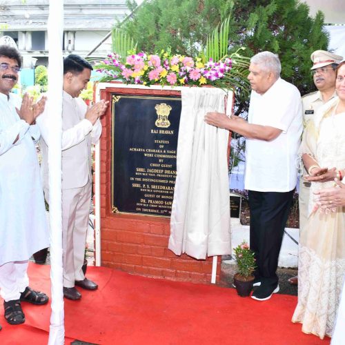 भारताचे उपराष्ट्रपती श्री. जगदीप धनखड हांणी राजभवन उद्यानात उबारिल्ल्या आयुर्वेदाचे जनक आचार्य चरक आनी शस्त्रक्रियेचे जनक ऋषी सुश्रुत हांच्या पुतळ्यांचे गोंयचे राज्यपाल श्री. पी. एस. श्रीधरन पिल्लई आनी मुख्यमंत्री डॉ. प्रमोद सावंत हांच्या विशेंश उपस्थितीत अनावरण केले.