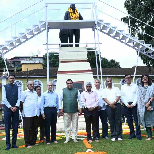 शिश्टाचार मंत्री श्री. मॉविन गुदिन्हो, वीज मंत्री श्री. सुदिन ढवळीकर, मुख्य सचीव डॉ. व्ही. कांदवेलू आनी हेर मानेस्तांनी पणजेच्या पोरण्या सचिवालयाकडल्या गोंयचे पयले मुख्यमंत्री सर्गेस्त श्री. दयानंद बांदोडकरांच्या पुतळ्यांक फुलाहांर घालून आर्गां ओपलीं