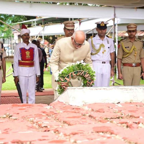गोंयचें   राज्यपाल श्री. पुसापती अशोक गजपती राजू हांणी पणजी शारांतल्या आझाद मैदानाक भेट दिली आनी आझाद मैदानावयल्या हुतात्मा स्मारकाचेर पुष्पचक्र अर्पण करून गोंय मुक्ती चळवळीतल्या हुतात्म्यांक आर्गां ओपली