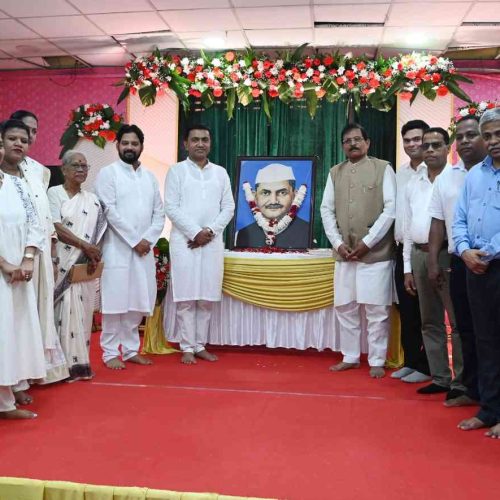 Chief Minister Dr. Pramod Sawant, Union Minister of State for Power, New & renewable Energy Shri Shripad Naik, MLA, Shri Rajesh Faldessai, Dy.Sarpanch of Se Old Goa Panchayat, Shri Ambar Amonkar, Zilla Panchayat Member Shri Siddhesh S. Naik, offered floral tributes to former Prime Minister of India, late Lal Bahadur Shastri.