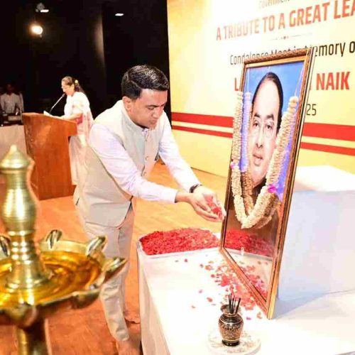 Chief Minister, Dr Pramod Sawant Paying rich tribute to the leader of the masses and the Agriculture Minister of the State, Shri Ravi Naik.