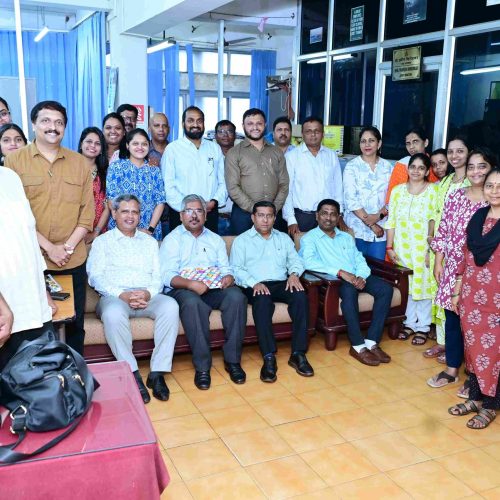 म्हायती आनी प्रसिद्धी खात्याचे ज्येश्ठ फोटोग्राफर सिल्वेस्टर ईस्तिबेरो हांका सेवानिवृत्ती निमतान खात्याच्या कर्मचाऱ्यांनी निरोप दिलो