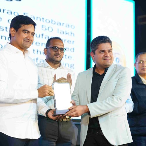 Shri Narainrao Desai (Ms Desai Concrete Castings) received the COSIDICI National Award from dignitaries.