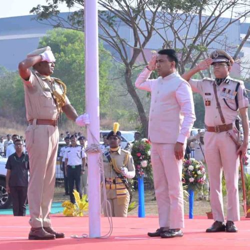 मुख्यमंत्री डॉ. प्रमोद सावंत हांणी ताळगांव पठाराचेर गोंय विद्यापिठाच्या मैदानाचेर आयोजीत राज्य पांवड्यावयल्या गोंय मुक्ती दीस सुवाळ्यात राष्ट्रीय तिरंगो बावटो हुबयलो.