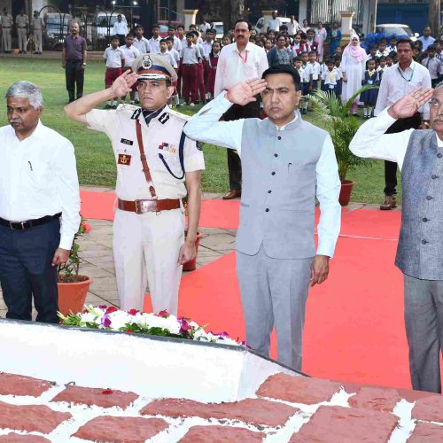 मुख्यमंत्री डॉ. प्रमोद सावंत हांणी पणजेच्या आझाद मैदाना वयल्या हुतात्मा स्मारकाचेर पुष्पचक्र दवरून भारताच्या स्वातंत्र्या खातीर जांणी आपल्या जीणेचो त्याग केलो तांच्या उगडासाक आर्गां ओपली.