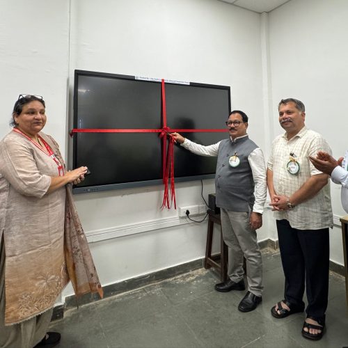 Social Welfare Minister, Shri Subhash Phal Dessai, along with MLA Shri Nilesh Cabral, today inaugurated a Computer Science Laboratory, Smart Boards and two college buses at the Government College of Arts, Science and Commerce.