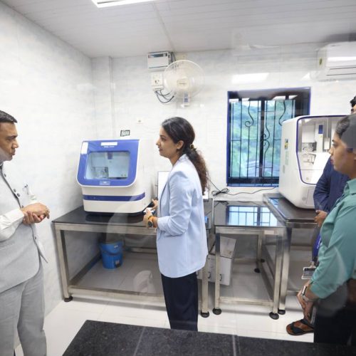 मुख्यमंत्री डॉ. प्रमोद सावंत हांणी काल वेर्णा हांगाच्या न्यायवैद्यक विज्ञान संचालनालयात न्यायवैद्यक (फॉरेन्सिक) मानसशास्त्र विभाग आनी ई-पेशी (न्याय श्रुती) व्हिडिओ कॉन्फरन्सिंग सुविधेचे उक्तावण केले.